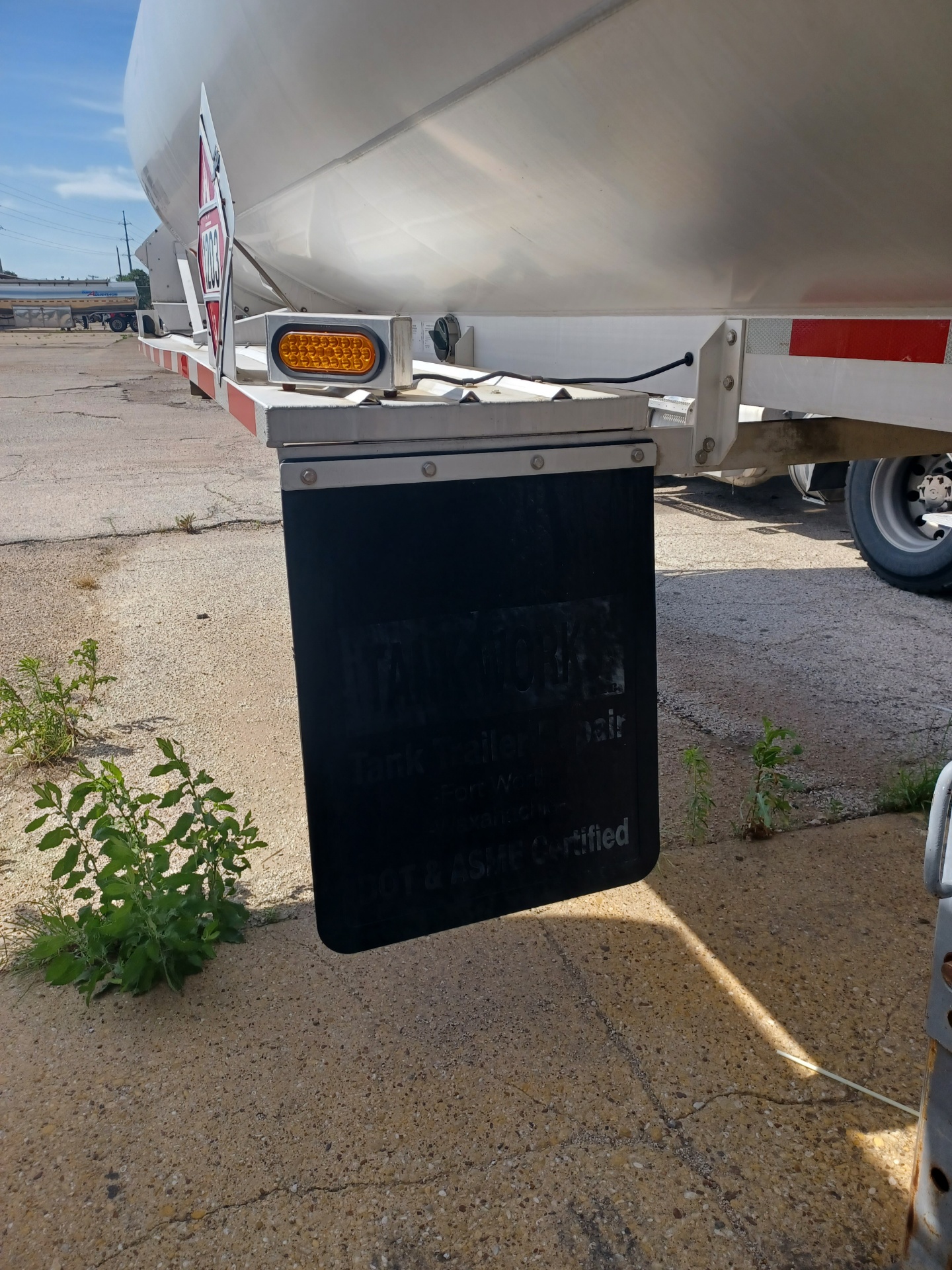 TM2424X - 24"x24" XTREME Mudflap (Pallet of 75 pairs) - Image 3