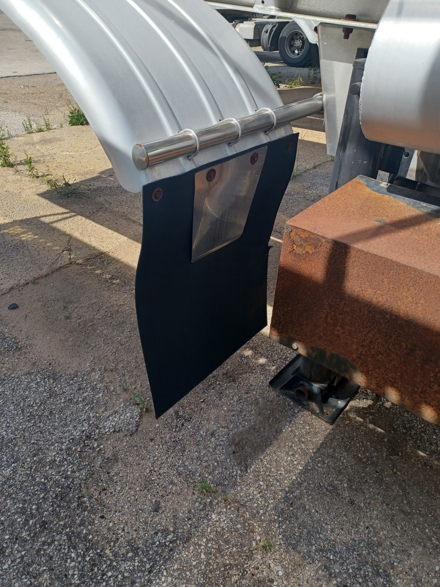 TM2424X - 24"x24" XTREME Mudflap (Pallet of 75 pairs) - Image 4